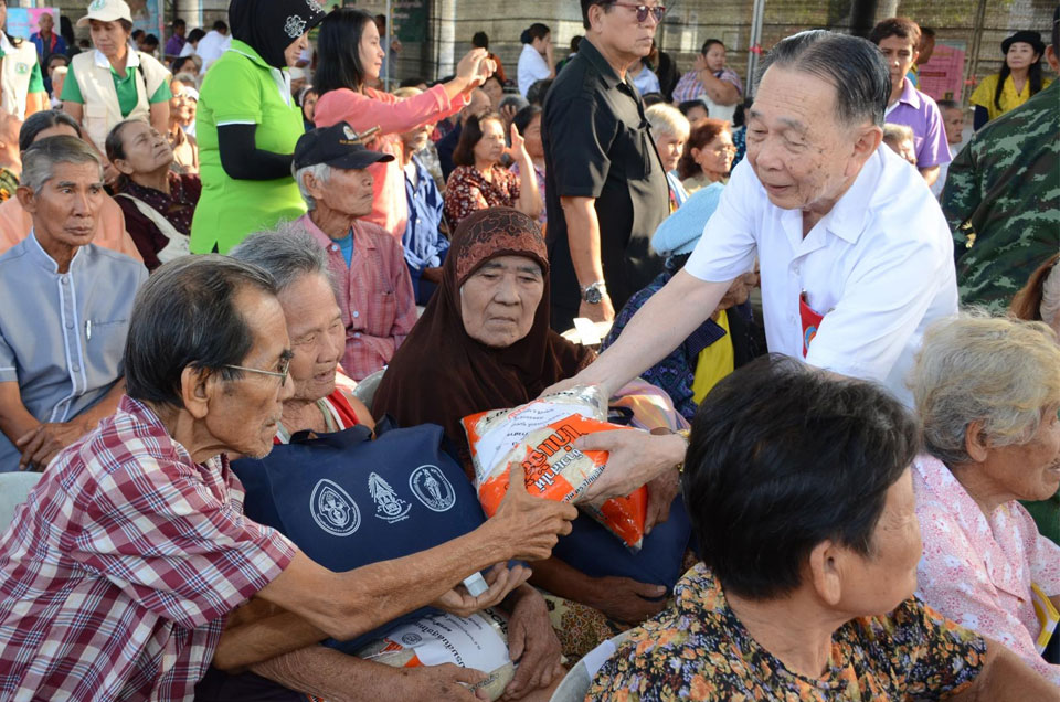 ปันอิ่มปันยิ้ม-ช่วยเหลือผู้ยากไร้-ช่วยคนจน-บริจาคของช่วยคนจน-มูลนิธิช่วยการสาธารณสุขชุมชน